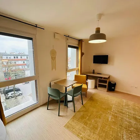 We Live In R - 402 Lägenhet *